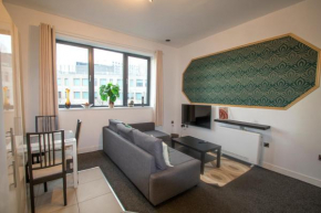 Ideal for groups - Lovely 2 Bedroom Apartment - Free Parking, Transit links, Close to Stadiums